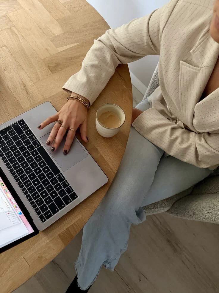 Javiera trabajando desde su escritorio con un café
